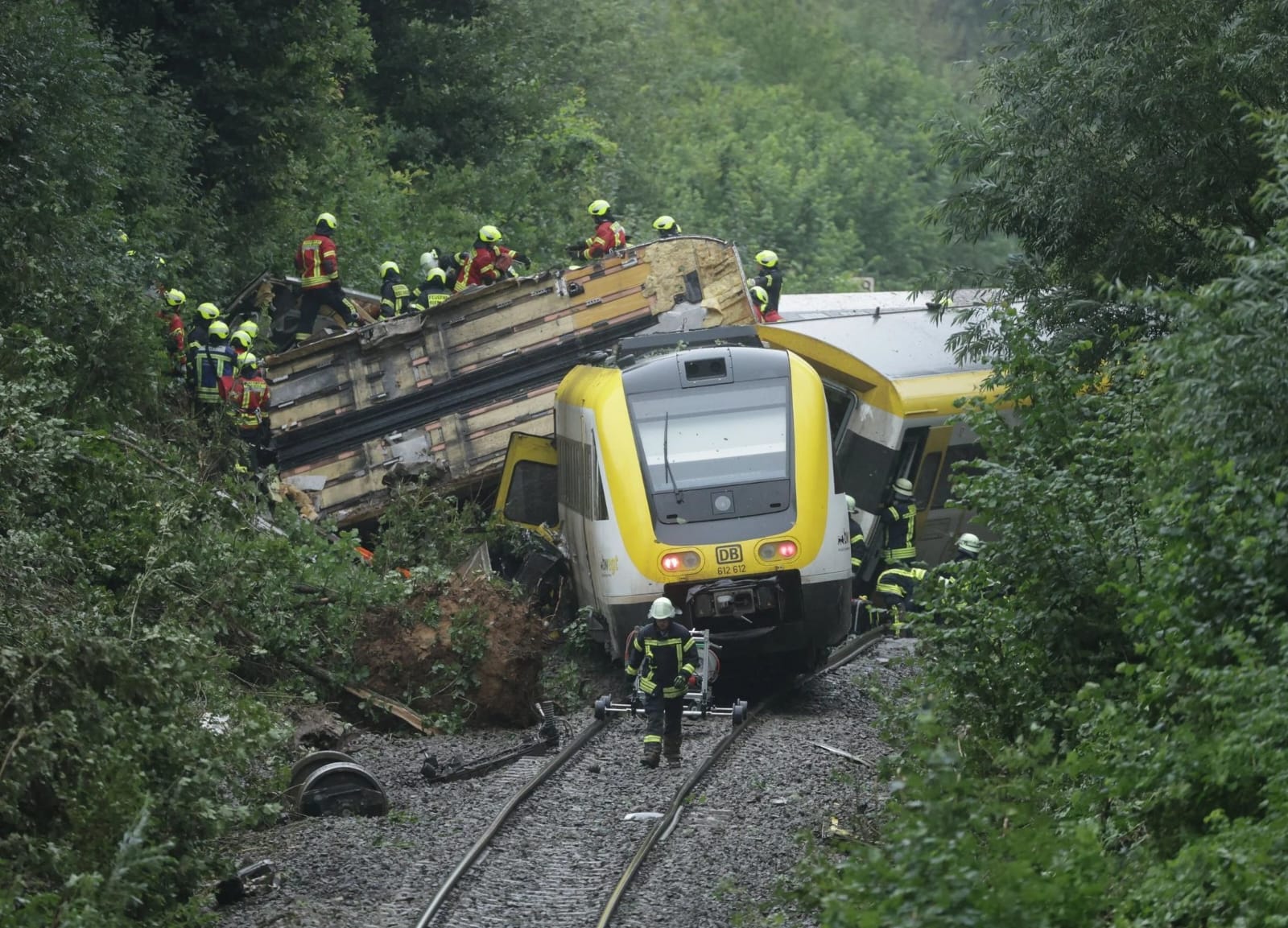 DiariodaCPTM's tweet card. Um descarrilamento de trem na região de Riedlingen, sul da Alemanha, deixou três pessoas mortas e mais de 40 feridos neste domingo (27).