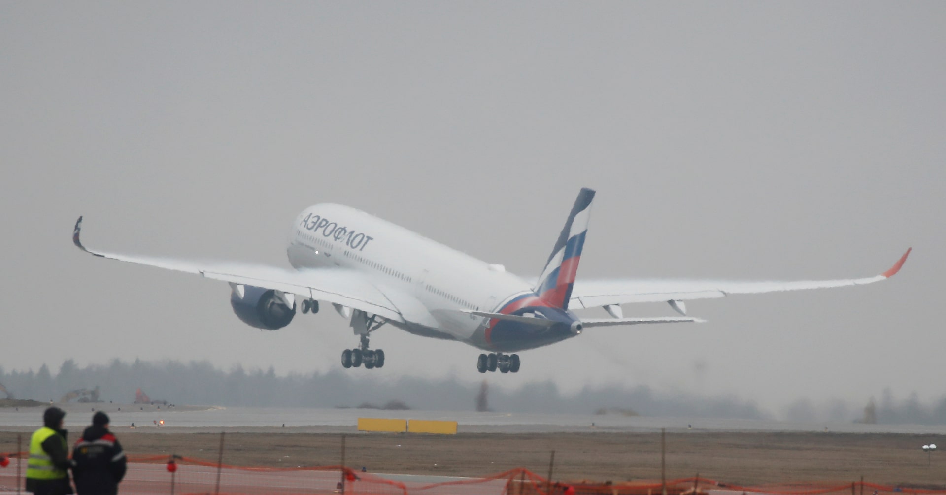 ReutersJapanBiz's tweet card. ロシアの航空大手アエロフロート・ロシア航空は２８日、システム障害のため４０便以上を欠航したと発表した。「サイレント・クロウ」と名乗るハッカー集団がサイバー攻撃を行ったとする犯行声明を出した。