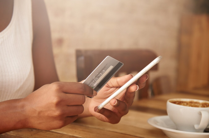 Tirant_ESP's tweet card. Absuelta una mujer acusada de un presunto delito de apropiación indebida de una cuenta bancaria que compartía con su tía fallecida