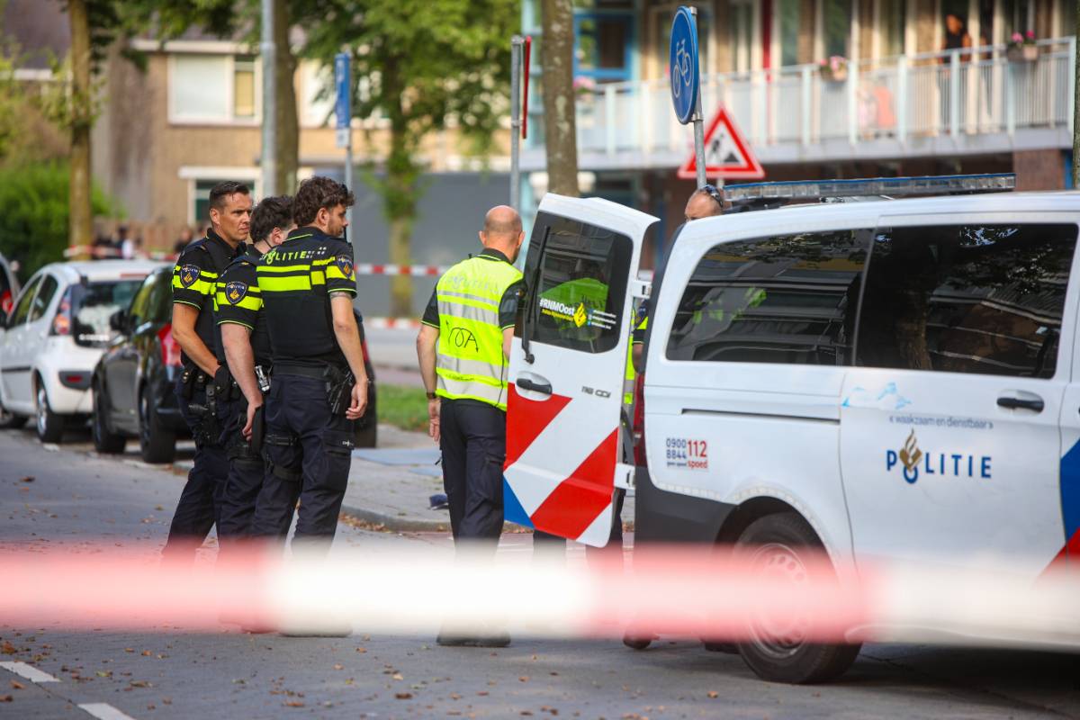 ikgeefnooitop's tweet card. Twee politieagenten zijn maandagochtend vroeg neergestoken bij een controle in het centrum Rotterdam. De agenten wilden een man controleren die zich verdacht gedroeg. Tijdens het fouilleren haalde de
