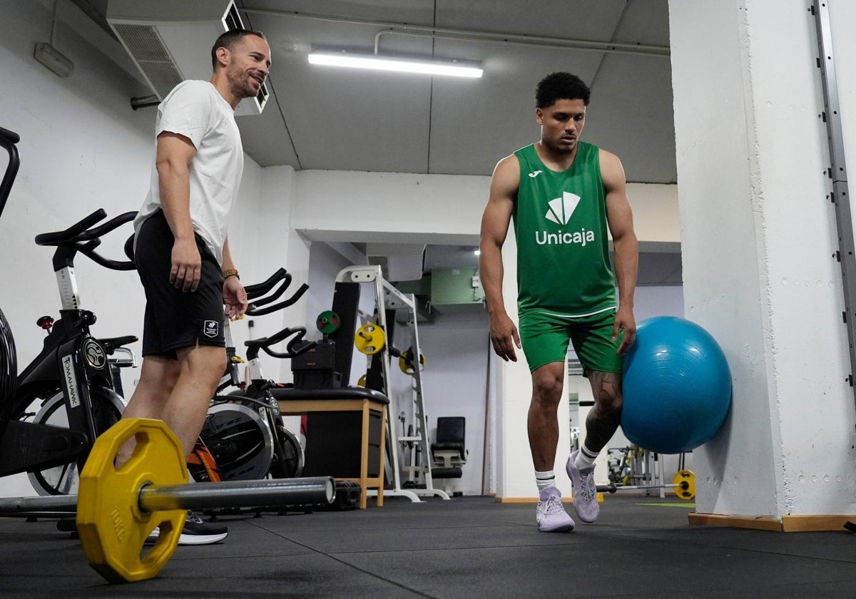 SURDeporte's tweet card. El escolta, uno de los fichajes del Unicaja para la próxima temporada, será presentado mañana