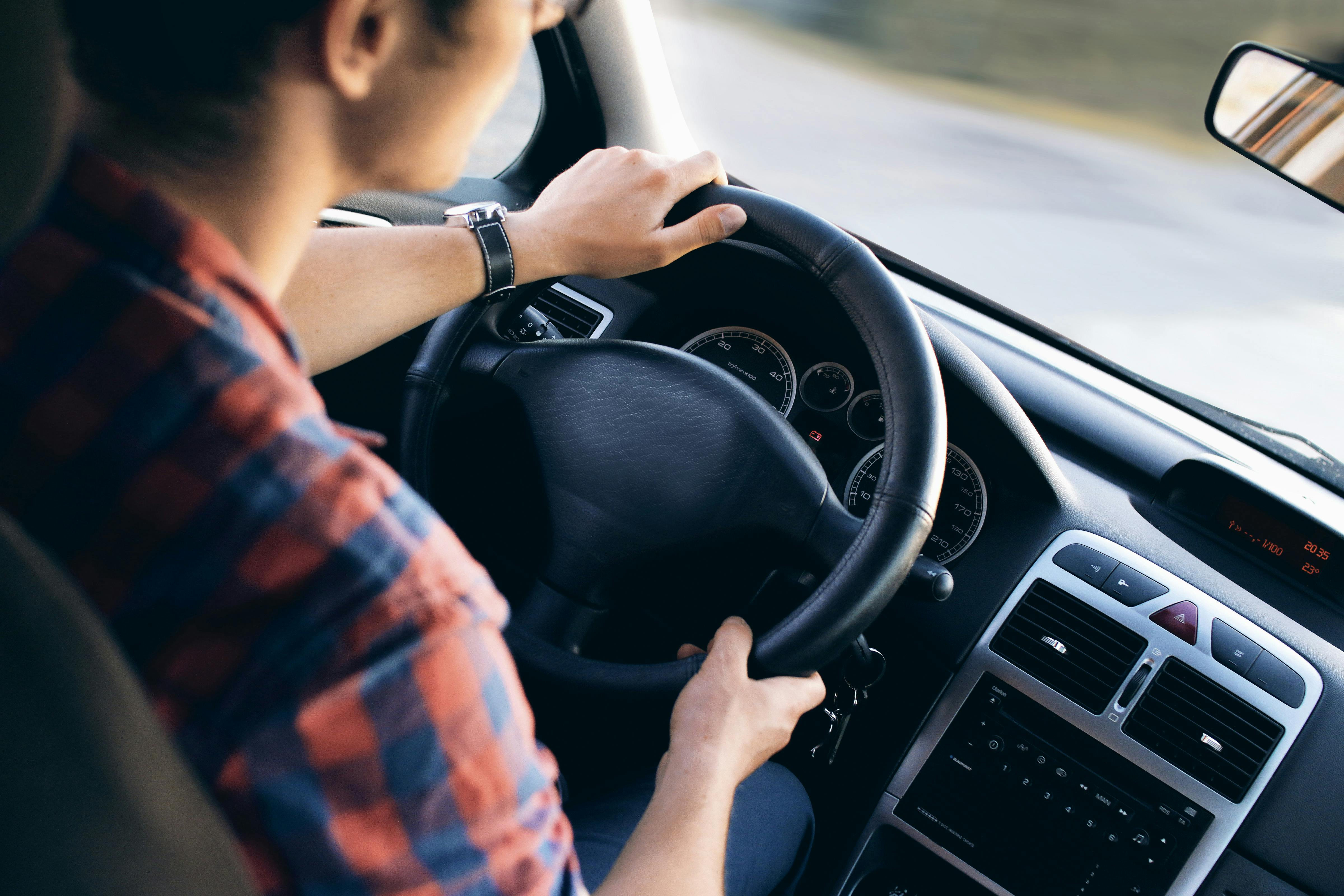 PosventaAuto's tweet card. El verano es sinónimo de vacaciones, escapadas en carretera y reencuentros con destinos favoritos. Sin embargo, también es una de las épocas del año donde más aumentan las averías. Midas ale ...