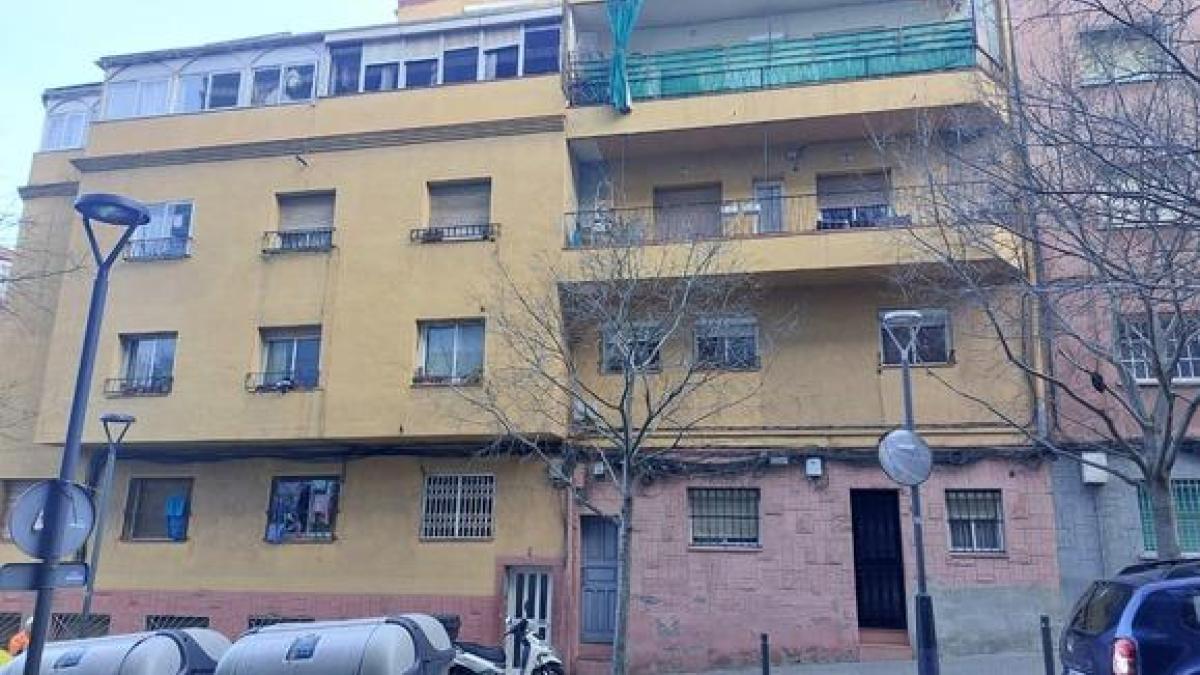 fedecedo's tweet card. La treintena de familias que fueron desalojadas por riesgo de derrumbe en la calle Pirineus, 9-11 de Santa Coloma de Gramanet en febrero del 2024, (29 viviendas más 2