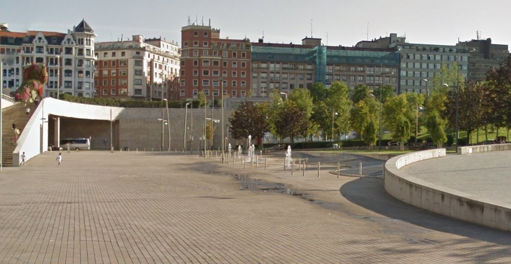 RadioNervion's tweet card. El Ayuntamiento de Bilbao cierra la fuente de los chorros del Museo por la instalación del escenario de los conciertos festivos