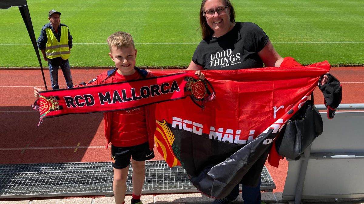 SebastiaAdrover's tweet card. Una madre y su hijo, ataviados con los colores bermellones , se desplazaron doce horas en coche desde Países Bajos para presenciar el partido en el Grenzlandstadion Arena de Kufstein . La mujer es...