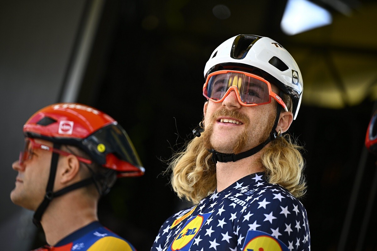 actufr's tweet card. Le coureur américain Quinn Simmons a profité de l'arrivée du Tour de France dans la capitale pour demander la main de sa compagne, ce dimanche 27 juillet. Avec une issue positive.