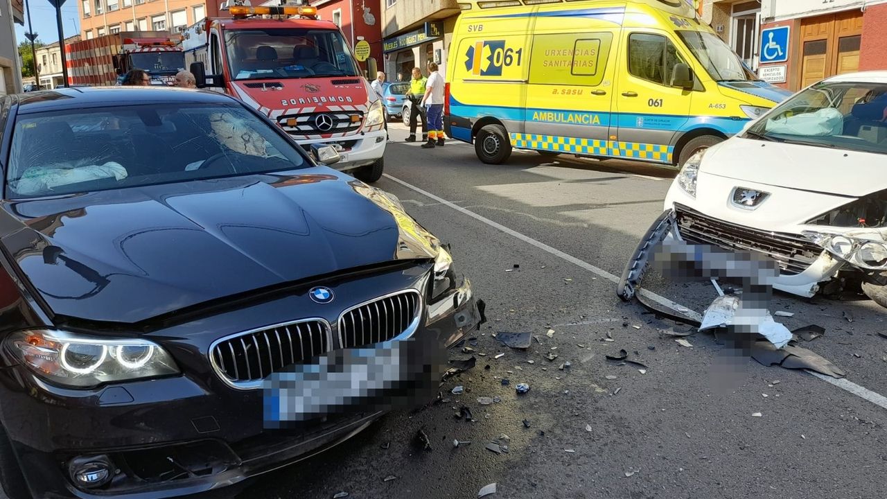 vozcoruna's tweet card. Un choque frontal entre dos coches deja dos personas heridas
