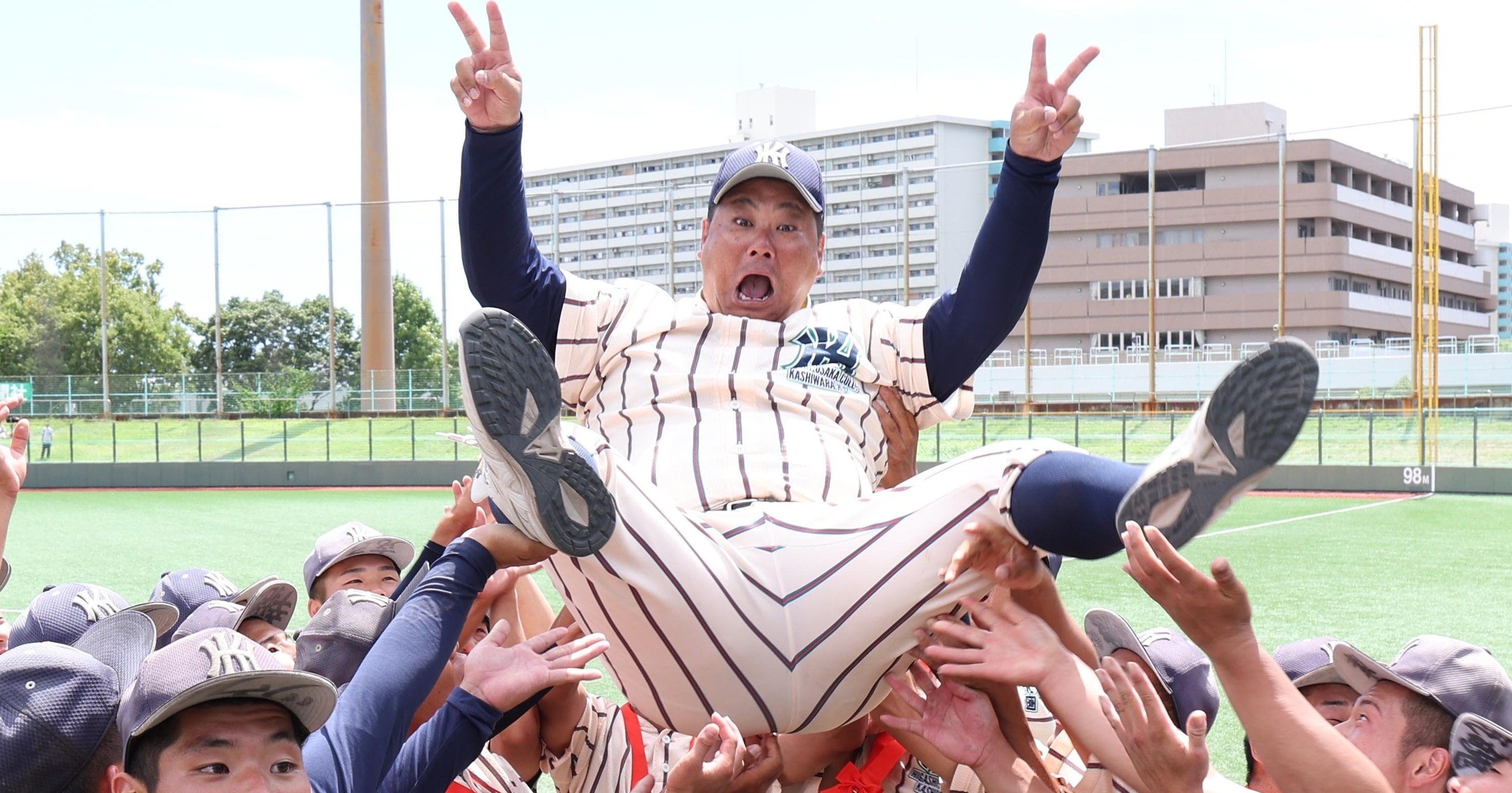 numberweb's tweet card. 夏の全国高校野球選手権大会、大阪大会決勝戦。王者・大阪桐蔭はタイブレークの末に敗れて甲子園出場を逃した。昨夏の甲子園での2回戦敗退から、捲土重来をめざして作り直してきたはずのチームに何があったのか。その内側を現地で探った。〈全2回の2回目〉