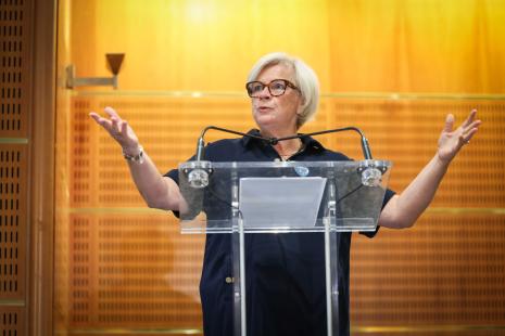 leQPH_fr's tweet card. Dans une interview accordée ce week-end au journal « Le Monde », Catherine Vautrin, ministre du Travail et de la Santé, est revenue sur les mesures d’économies annoncées il y a