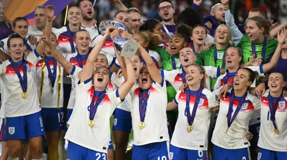 AlbertoRodNews's tweet card. Inglaterra levantó su segunda Eurocopa consecutiva al batir a España en los penales (1-1 tras prórroga, 3-1), este domingo en una final disputada en Basilea que la Roja no supo matar ante unas Leonas...
