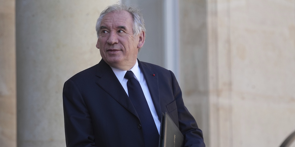 AbbedeTheleme's tweet card. «È un giorno buio», ha scritto il primo ministro François Bayrou: ma non è l'unico a pensarla così