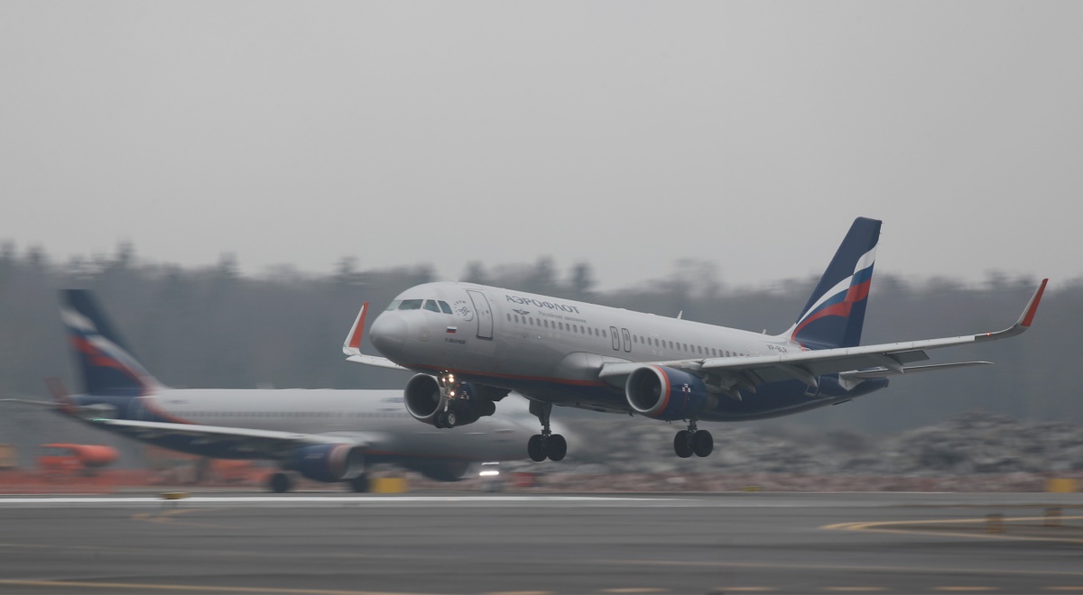 CyberNews's tweet card. Aeroflot hit by major cyberattack: Hacker groups Silent Crow and Cyberpartisans claim responsibility