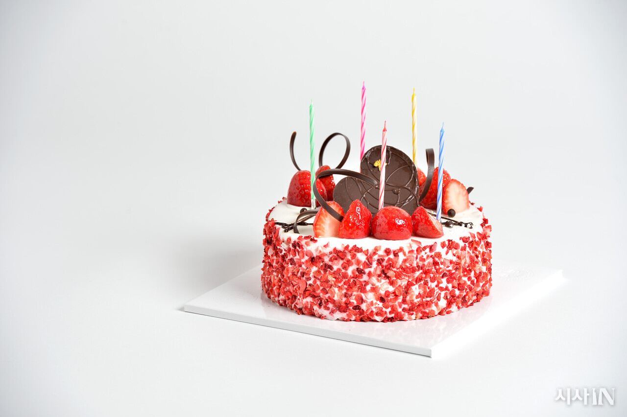 sisain_editor's tweet card. 얼마 전 생일을 맞아 편집국 후배들이 조그만 케이크를 선물해줬다. 회의 중 ‘서프라이즈’로 문을 열고 들어와 초 꽂은 케이크를 내 앞에 갖다놨다. “소원 빌고 촛불 끄세요, 국장” 하기에 손을 모으고 장난스러운 표정으로 읊조렸다. “기자들 마감 빨리 하게 해주세요, 후!” 눈을 떠 기