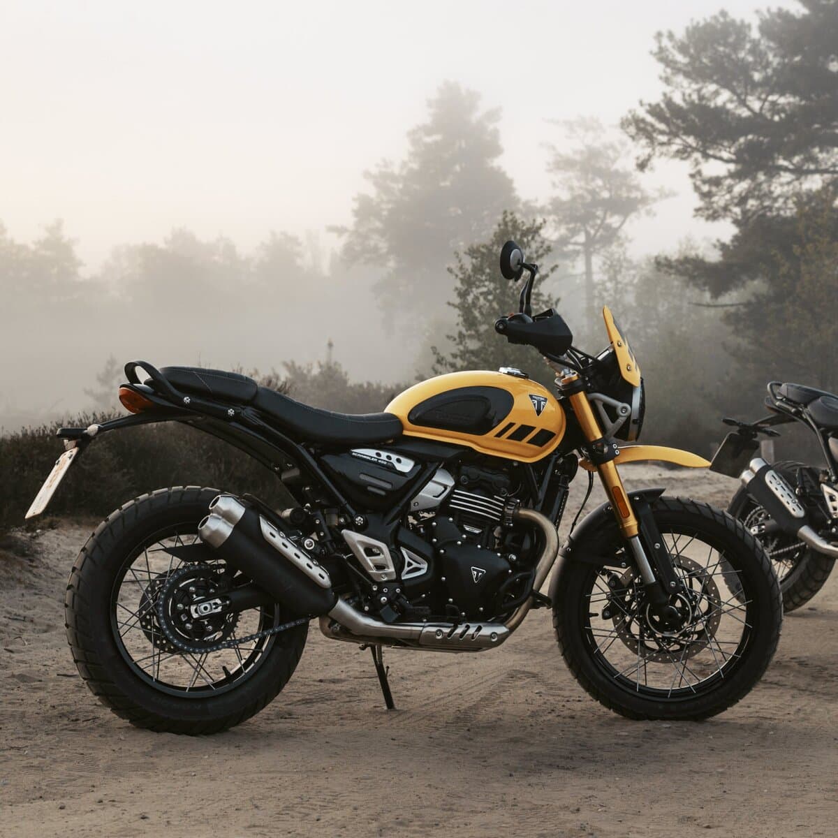 smart_twjp's tweet card. 新型SCRAMBLER 400 XCは、人気のSCRAMBLER 400 の派生型として生まれ、カテゴリーをリードするパフォーマンス、紛れもないSCRAMBLERデザインのDNAとプレミアムなフィニッシュ、そして本物のアドベンチャー用テクノロジーを注入した新しいアプローチを提供し、既に高評価を得ているトライアンフの400ccモダンクラシックのラインナップを拡大します。  SCRAMBLER...