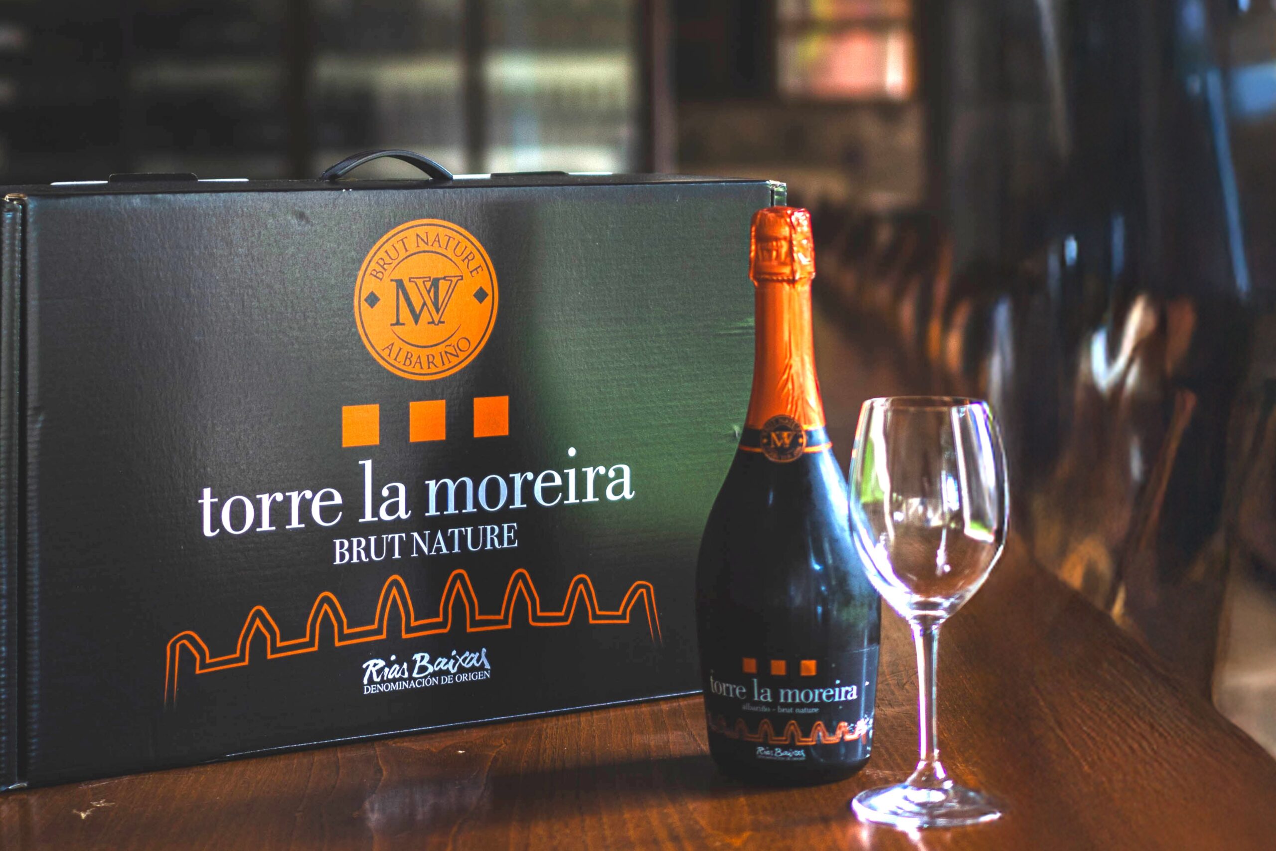 enfoquesgal's tweet card. Ambos vinos han sido creados a partir de variedades autóctonas y siguiendo el método tradicional 'champenoise'