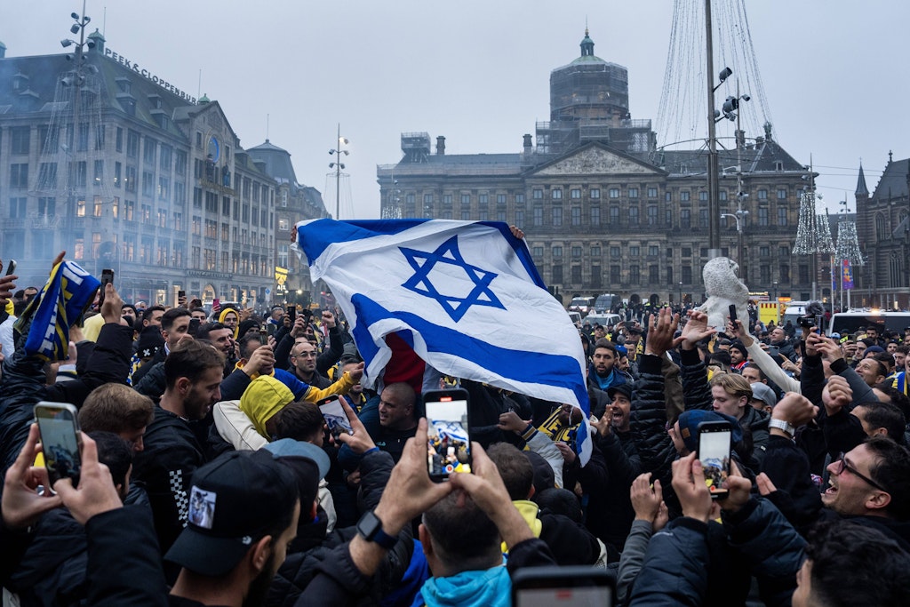 raph_schmeller's tweet card. Die Niederlande stufen Israel erstmals als Bedrohung für die nationale Sicherheit ein. Tel Aviv soll Kampagnen gestartet, Druck auf Gerichte ausgeübt und politisch Einfluss genommen haben.