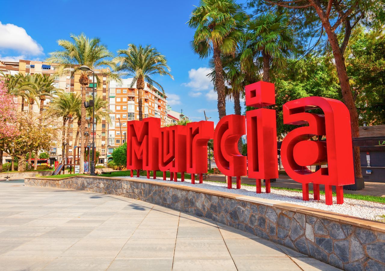 MeteoredES's tweet card. Murcia sube 2 °C en cinco años y se sitúa entre las ciudades más afectadas por el calor extremo, que ha causado más de mil muertes este año en España.