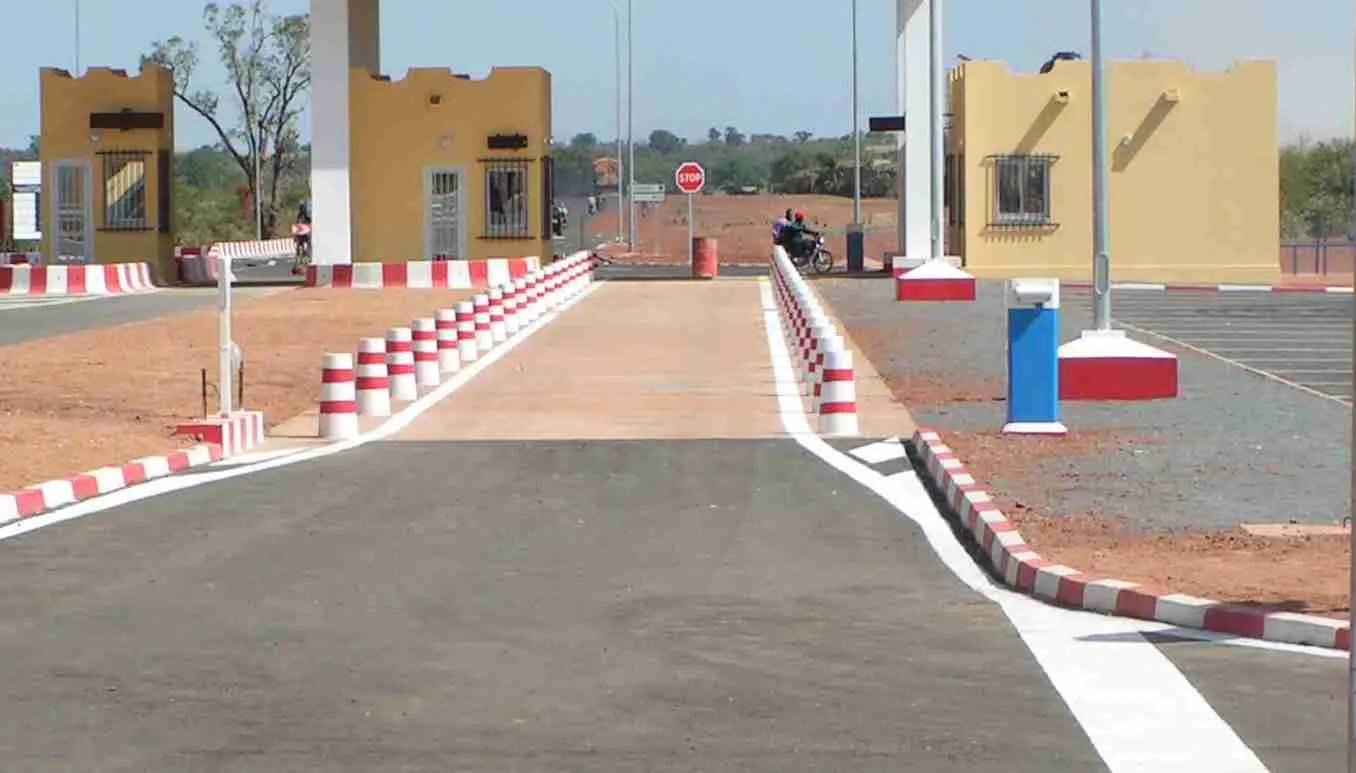 malivox's tweet card. Les autorités régionales de Sikasso (Mali) et de Tannounya (Burkina Faso) se sont réunies les 24 et 25 juillet 2025 à Banfora pour réfléchir à la suppression symbolique des frontières héritées de la...