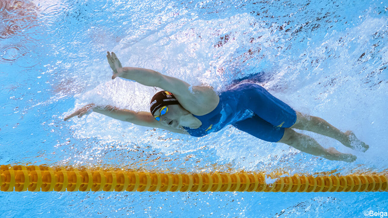 alainmoutonVL's tweet card. Op dag 2 van het WK zwemmen in Singapore heeft Roos Vanotterdijk ons land een eerste WK-medaille sinds 1998 bezorgd. De 20-jarige Belgische was op de 100 meter vlinderslag goed voor zilver, na de...