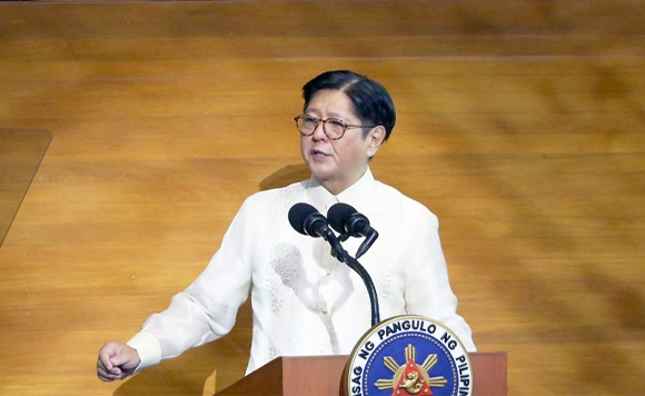 ExpressNewsPH's tweet card. Sa parehong bulwagang minsan niyang sinabing “the state of the nation is sound,” bumalik si Pangulong Ferdinand R. Marcos Jr. sa Batasang Pambansa nitong Lunes, dala ang mas matigas na panawagan:...
