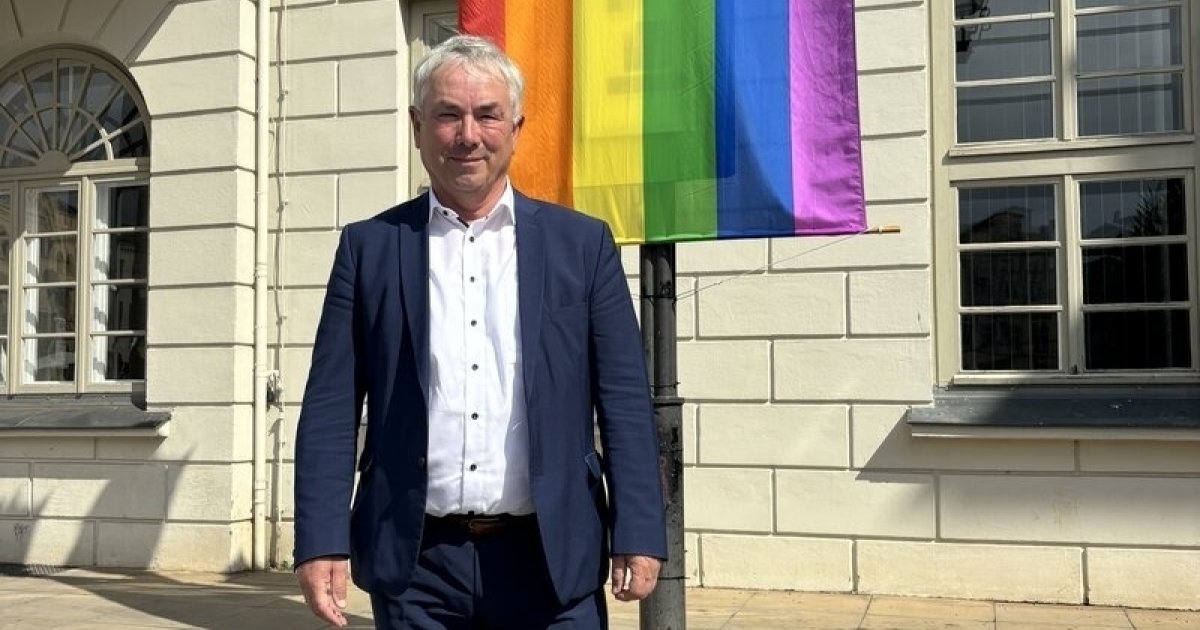 vorwaerts's tweet card. Um ein Zeichen gegen rechte Anfeindungen zu setzen, hat Wismars SPD-Oberbürgermeister Thomas Beyer beschlossen, jeden Mittwoch die Regenbogenflagge am Rathaus zu hissen. Im Interview sagt er, was ihn...