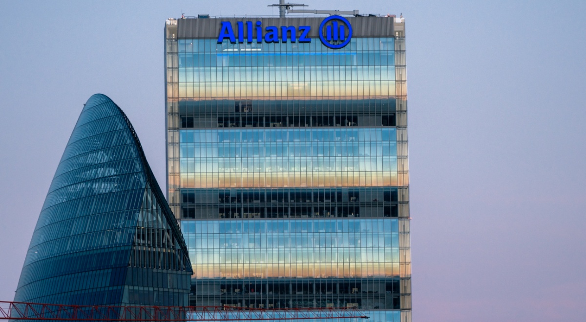 CyberNews's tweet card. US life insurance company Allianz Life hacked: information of 1.4 million customers stolen