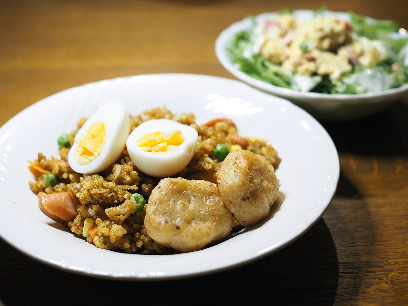 chackn3064's tweet card. 　晩飯。　本当はビリヤニを食べたいところなんだけど、自分で作るのはハードルが高いので、カレーチャーハンでお茶を濁した休肝日ごはん。　チャーハンにサラダだけだと…