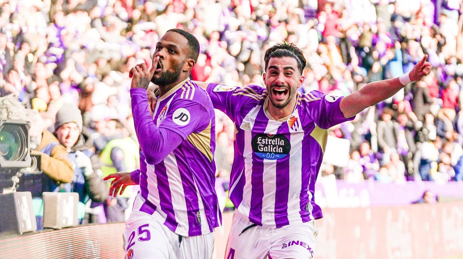 FondoSegunda's tweet card. El Real Valladolid alcanza 18,038 abonados, récord histórico en Segunda División. El club mantiene una afición fiel, sólida y entusiasta.