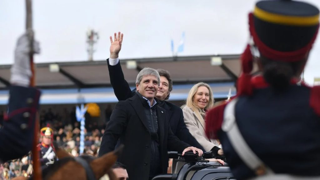 NeuquenWeb's tweet card. Un estudio de Zuban Córdoba muestra que el 63,7% de los argentinos tiene problemas económicos. Crece el malestar con Javier Milei y Luis Caputo, y más de la mitad del electorado votaría para castigar...