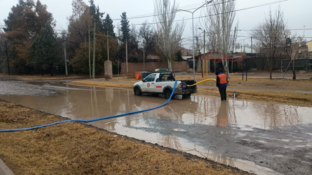 NeuquenWeb's tweet card. La Municipalidad de Neuquén coordinó un operativo especial ante la llegada de nieve y lluvia que permitió evitar accidentes graves y garantizar la circulación segura en accesos y barrios claves de la...
