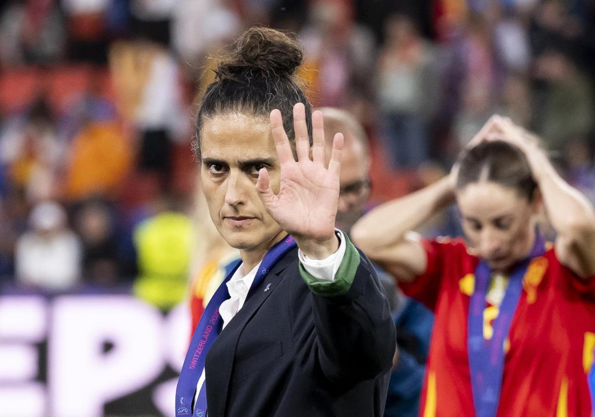 SURDeporte's tweet card. La FEF mantiene en compás de espera a la seleccionadora, cuyo contrato expira el 31 de agosto y a la que se le discute la lectura del partido que hizo ante Inglaterra