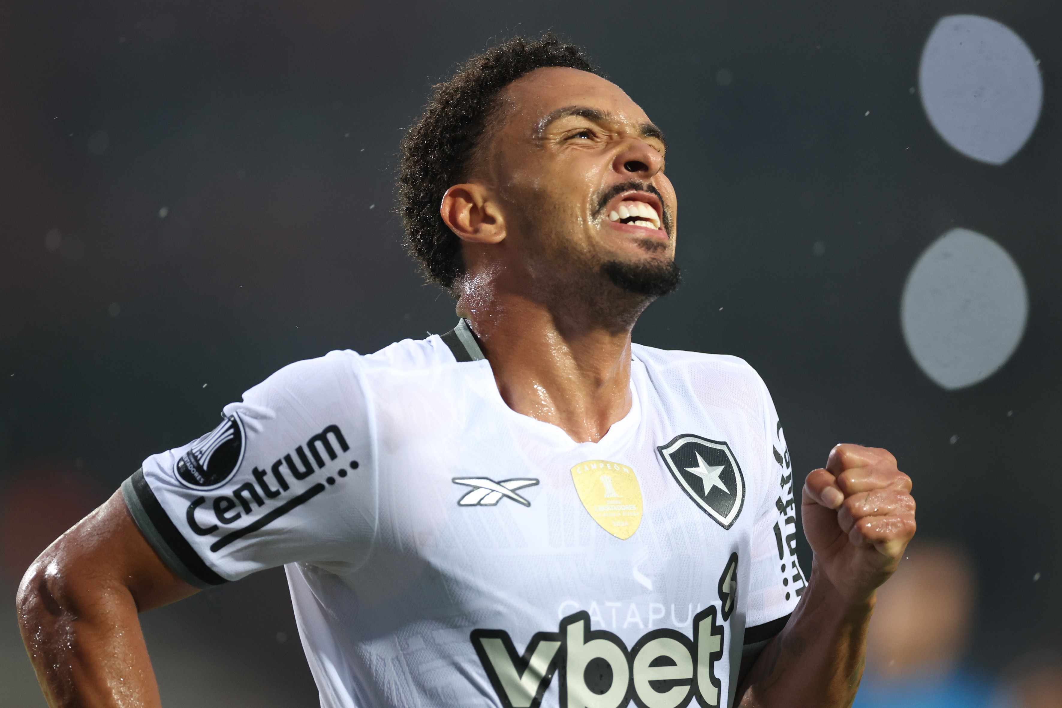 barbaramendoncc's tweet card. Clube inglês tenta readquirir o lateral, mas valores são considerados baixos pelo Alvinegro