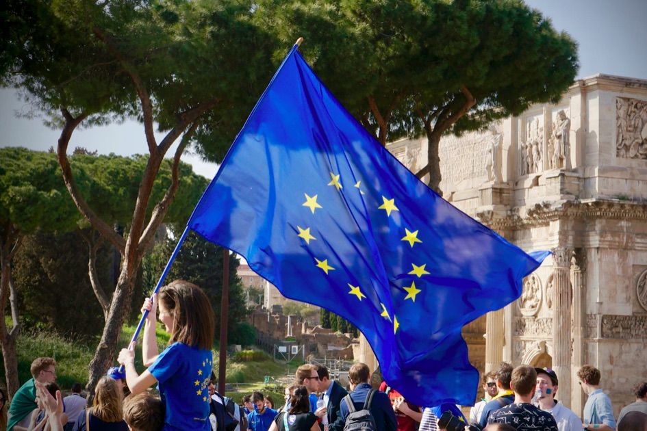 fcvheest's tweet card. Met het nieuwe voorstel voor Erasmus+ voor de jaren 2028–2034 wil de Europese Commissie een forse verbreding en verdieping van het programma realiseren, zo wordt duidelijk uit het donderdag gepubli...