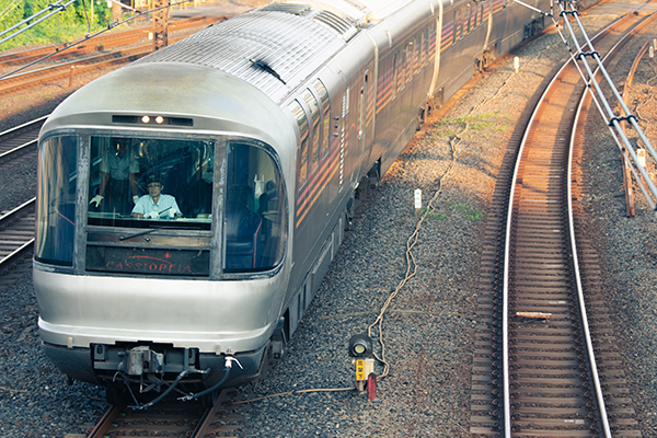 RM_nekopub's tweet card. text：鉄道ホビダス編集部　1999年7月から運行開始された「カシオペア」。オールステンレス車体のE26系客車に、全車A寝台個室という、それまでのブルートレインの系譜とも異なるということで、運行開始以来高い人気を誇ってきました。北海道新幹線の開業を前にした2016年3月に一般運行は終了しましたが、その後も団体臨時列車としてしぶとく存続し続けてきました。そんな「カシオペア」も、夜行列車としての営業
