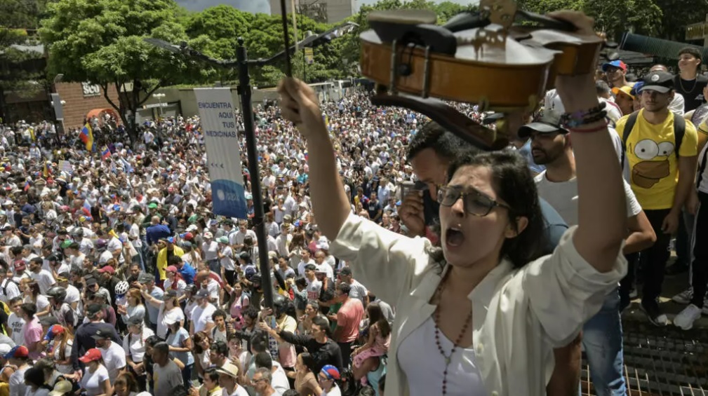 AlbertoRodNews's tweet card. En Venezuela, el partido del presidente Nicolás Maduro se proclamó vencedor de las elecciones municipales celebradas este domingo 27 de julio, en medio de una apatía general y sin casi oposición al...