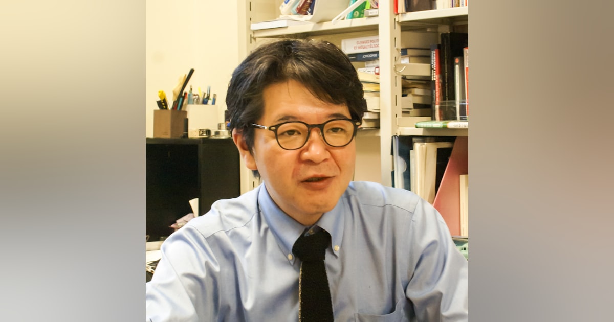 yoshidatoru's tweet card. 参政党は社会の中で脆弱な立場に追いやられていると感じる人々の連合体をつくった。苦しい現役世代、地位が脅かされていると感じる若年男性、衰退するのではとおびえている地方に向けて、共感を呼ぶ姿勢を示した。石破茂政権が中道化し、空いた右のスペースを参政が埋めた。自民党は少数与党で強いメッセージを打ち出せず政権として何をやりたいかが見えない状況になってしまった。実質賃金マイナスの状況が続き、有権者が貧し