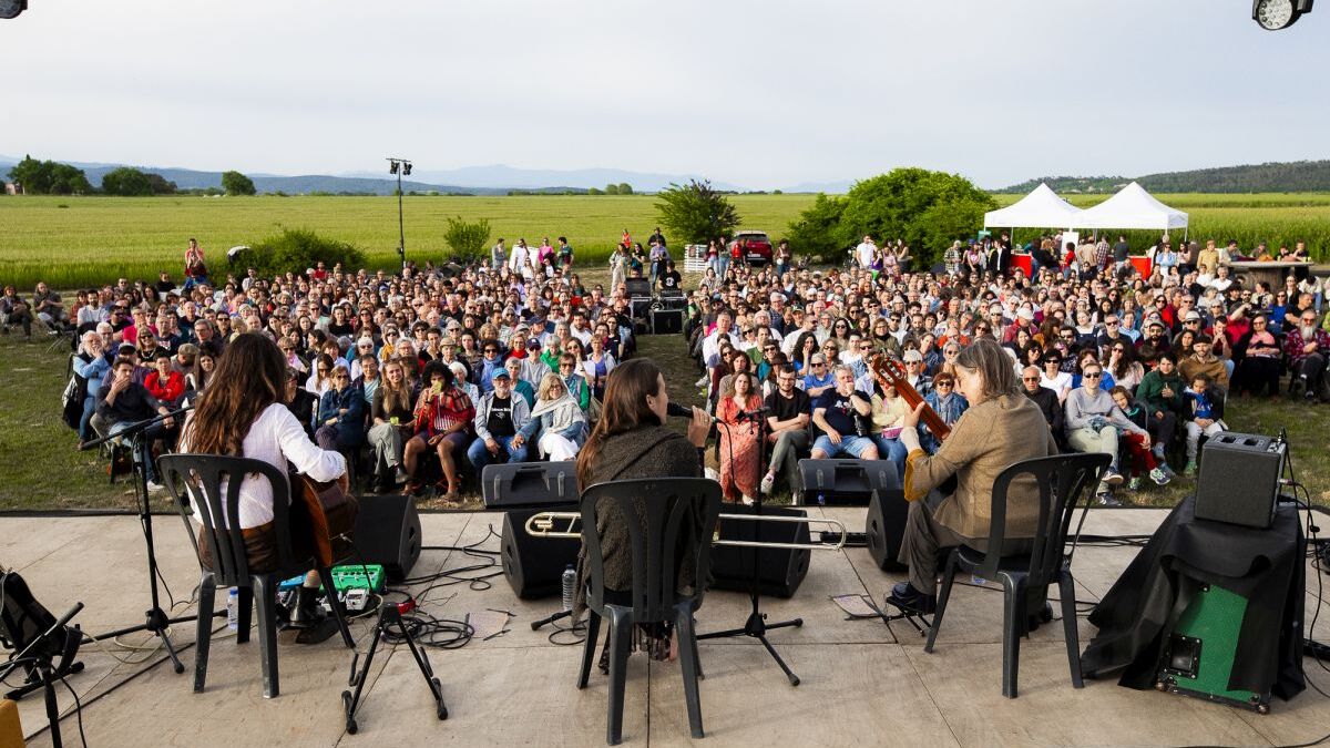 radiobanyoles's tweet card. El festival ha registrat un total de 7.500 espectadors a la vintena de concerts que ha celebrat, i a l’agost donarà a conèixer la programació del mes de setembre.
