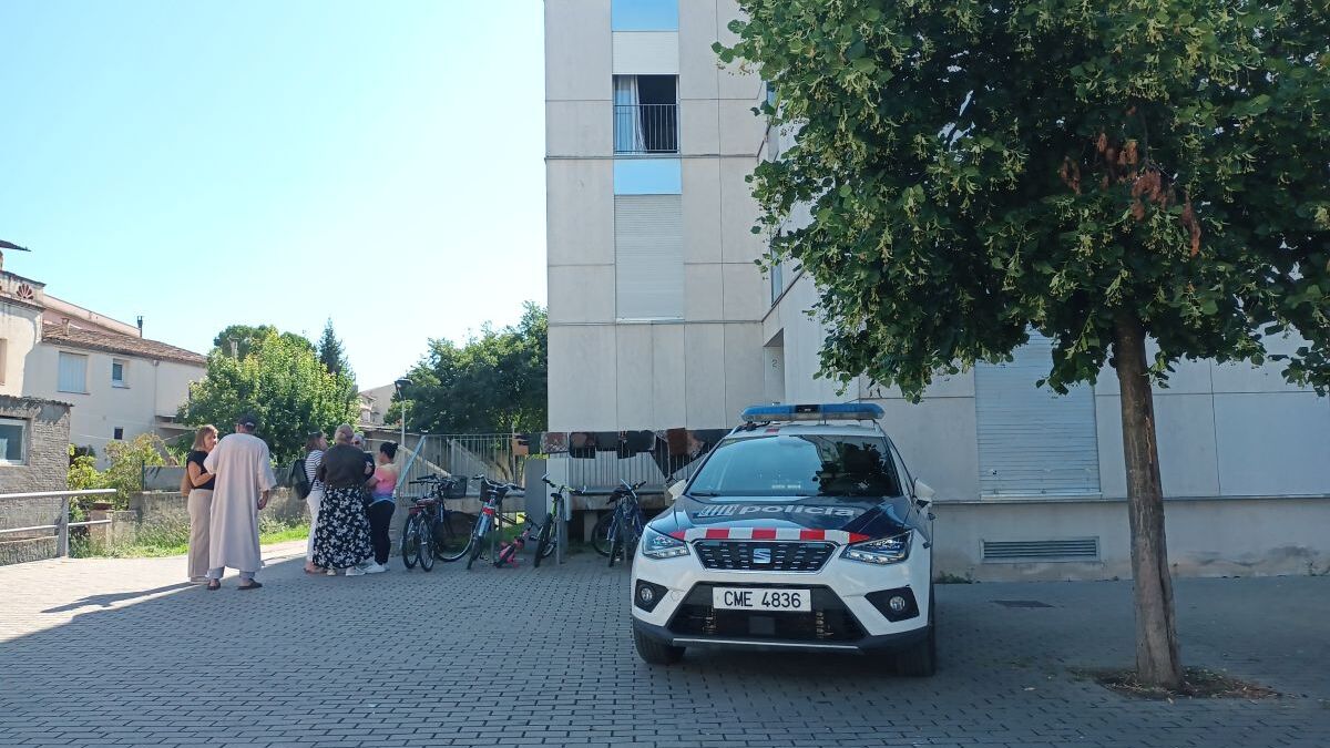 radiobanyoles's tweet card. Les primeres investigacions ho desvinculen de la sobrecàrrega al quadre elèctric que va provocar les flames.
