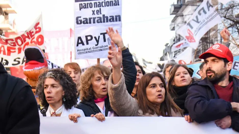EnfoqueSindical's tweet card. La Asociación de Profesionales y Técnicos del Hospital Garrahan (APyT) convocó para el sábado 2 de agosto a un “Cabildo Abierto de Salud”, junto a organizaciones sindicales, estudiantiles, territor...