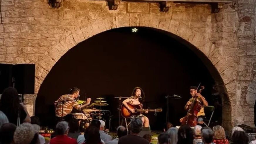 radiobanyoles's tweet card. S’ha omplert l’aforament de tots els concerts, acabant amb l’actuació conjunta de l’Ethno Orchestra aquest diumenge a l’Auditori.