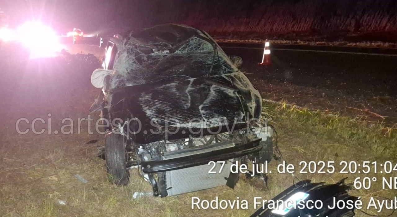 g1sorocaba's tweet card. Um motociclista morreu após ser atingido por um carro e arremessado na pista da Rodovia Francisco José Ayub (SP-264), em Salto de Pirapora (SP), na noite deste domingo (28).