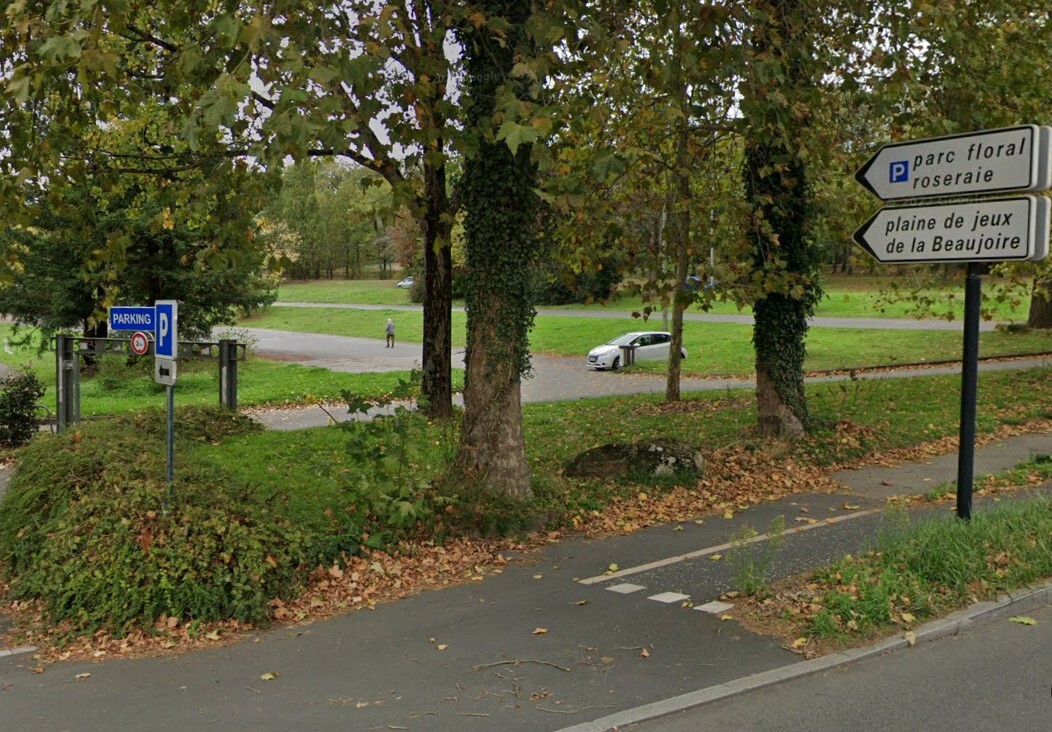 tantannte's tweet card. Ce dimanche 27 juillet, un homme a été agressé au parc floral de la Roseraie. La victime est tombée dans un piège après avoir pris rendez-vous sur Grindr, le site de rencontre gay.