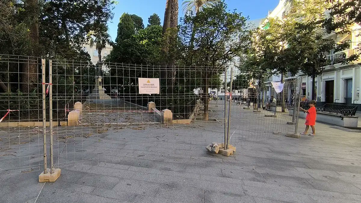 CadizDirecto's tweet card. La Plaza de Candelaria ha dejado de ser, al menos en una parte, un rincón tranquilo donde sentarse a la sombra a coger el fresco o descansar, jugar o