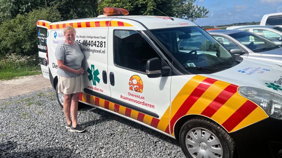 Piet_Heyn's tweet card. Wenda Rodenburg van Woody's Veilige Haven op Texel heeft de eerste dierenambulance van het eiland gekregen. Ze zorgt voor 300+ dieren maar vecht dagelijks om de 100.000 euro jaarkosten. Lees meer.