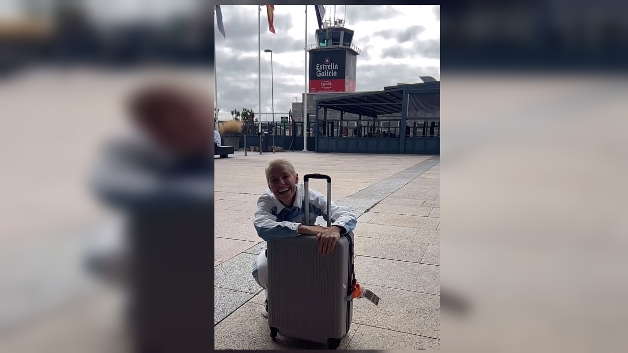 vozcoruna's tweet card. «Amo Galicia», dice la artista en un vídeo grabado en A Coruña y donde cuenta la intrahistoria de su actuación