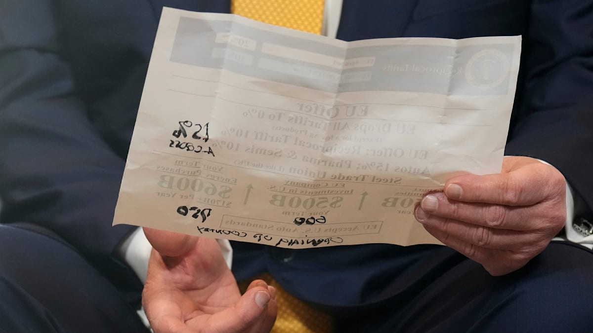 JoernWeitzmann's tweet card. Ein Blatt Papier, das US-Präsident Donald Trump während einer Pressekonferenz in den Händen hält, verrät heikle Details aus den Zoll-Gesprächen mit der EU. Offenbar verschlechterte sich der Deal noch...