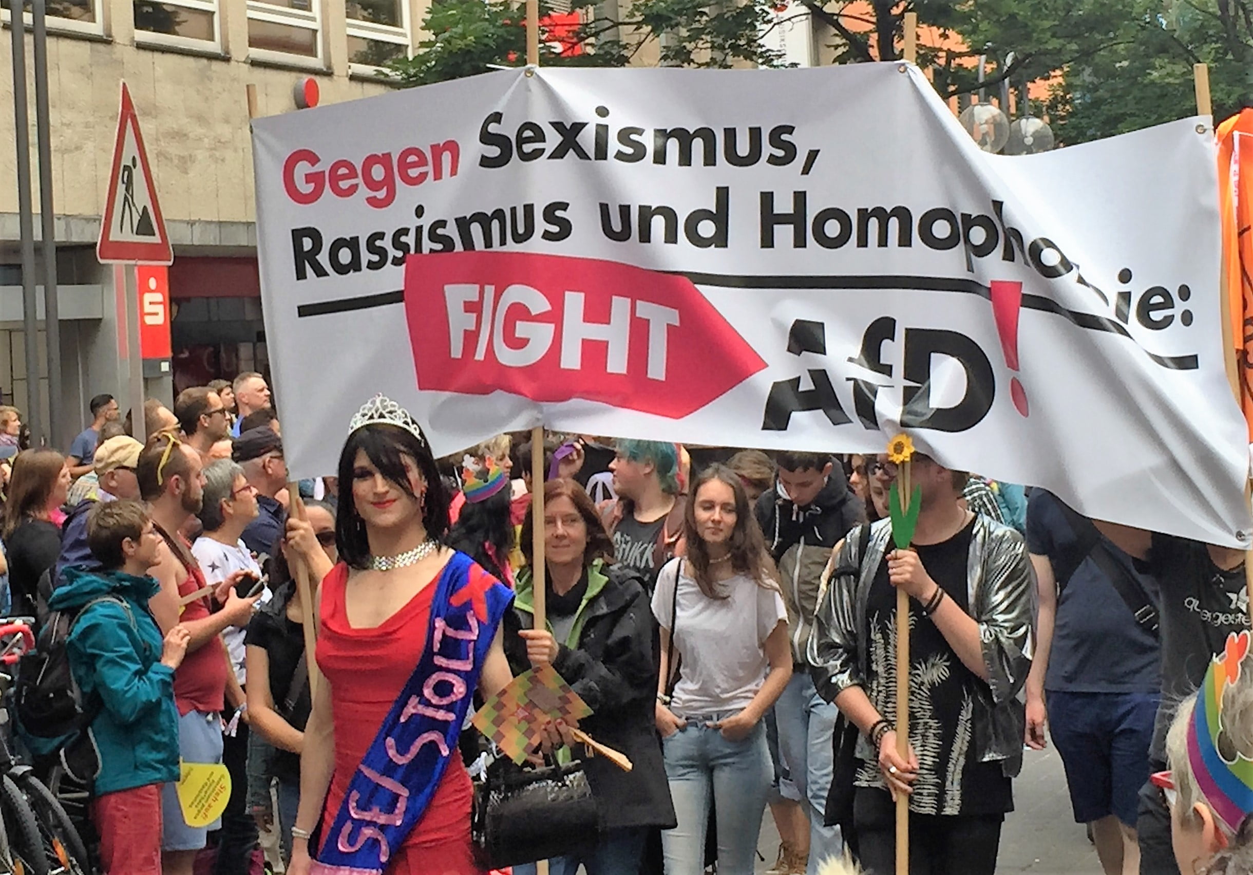 DrDavidBerger's tweet card. Die Liebe war schon immer anfällig für Verzerrungen durch verwirrte und manchmal skrupellose Geister. Und diese Verwirrung zeigte sich auf tragische Weise bei den diesjährigen Pride-Veranstaltungen,...