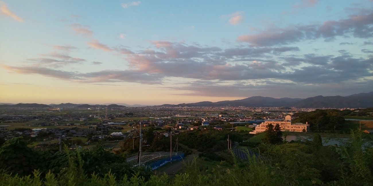 YutakaTsujii's tweet card. 伊予灘サービスエリアからの夕景 ※．この記事は２０２５年７月２７日にＸへ投稿したものまとめて加筆修正したものです。 さて、表題の件です。光子の運動量を定義したように、相対論における４元運動量を使えば、重力子にも運動量があることになります。そうであるなら、重力子によるコンプトン散乱も起きるはずですが観測されてはいません。…