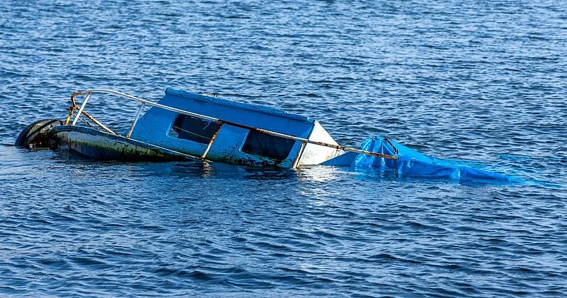DeccanHerald's tweet card. Kerala Lake Mishap: One person missing after a boat with 20 passengers capsized near Vaikom. Rescue efforts underway, locals assisted in emergency response.