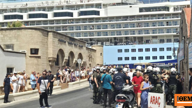 makres94703's tweet card. Συγκεντρωμένοι πολίτες εξέφρασαν την αντίθεσή τους στην πολιτική του Ισραήλ – Το «Crown Iris» έχει ήδη καταπλεύσει στα ανοιχτά